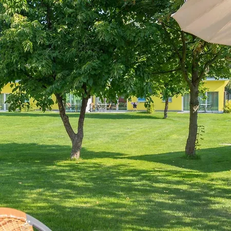 Bungis Ferien Direkt Am Grimnitzsee, Karree 01